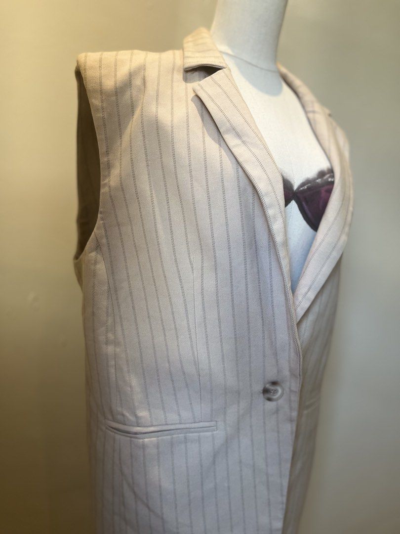 River Island 🇬🇧 Pinstripe Blazer - L (Category: Coats, Jackets and Outerwear) located in Bayombong. Submitted by whimsystuff (Listing ID 1445125587, Image 2). Description: Good as new NO LP UK 10/ Medium Length: 30” bought in 🇬🇧, not thrifted.