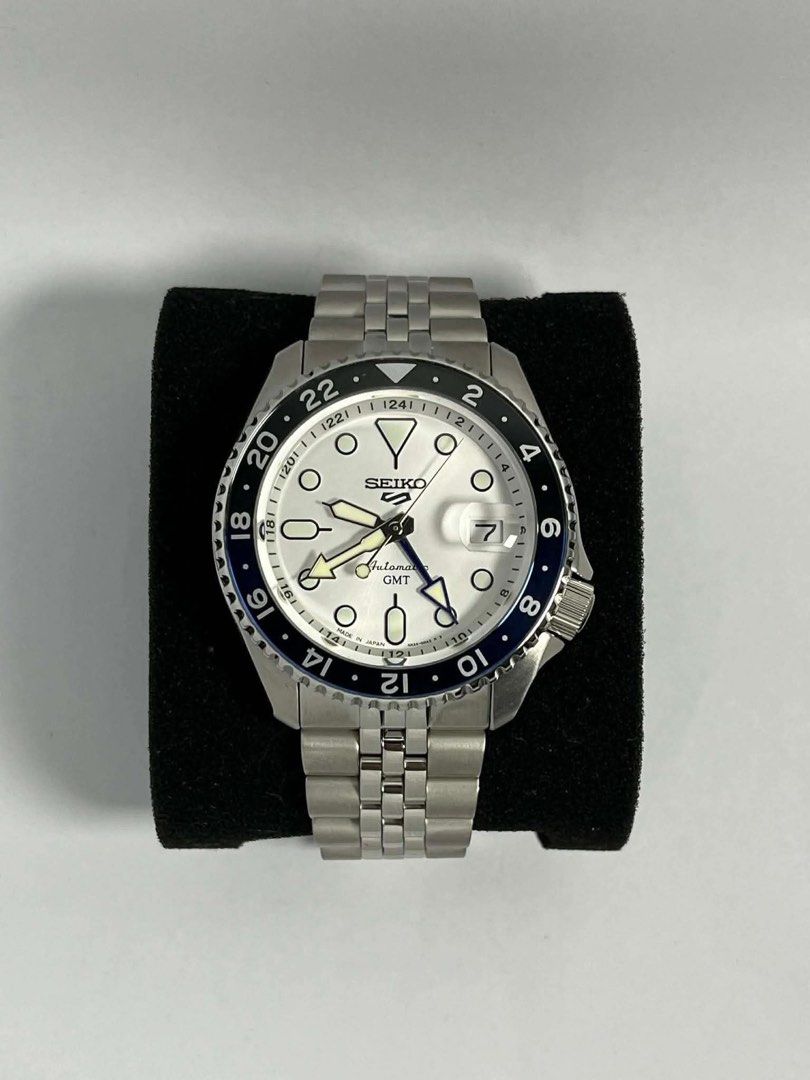 Seiko 5 Automatic GMT Watch White Dial Blue/Black Bezel (Category: Men's Watches) located in Manila. Submitted by vallaurence (Listing ID 1445224306, Image 1). Description: 🇯🇵 FOR THE COLLECTORS 🇯🇵 The Seiko SBSC017, internationally known as the SSK033, is one of the most sought-after GMTs in Seiko’s modern lineup. Featuring the iconic black and blue “Batman” bezel paired with a crisp white dial, the SBSC017 offers a look that’s both familiar