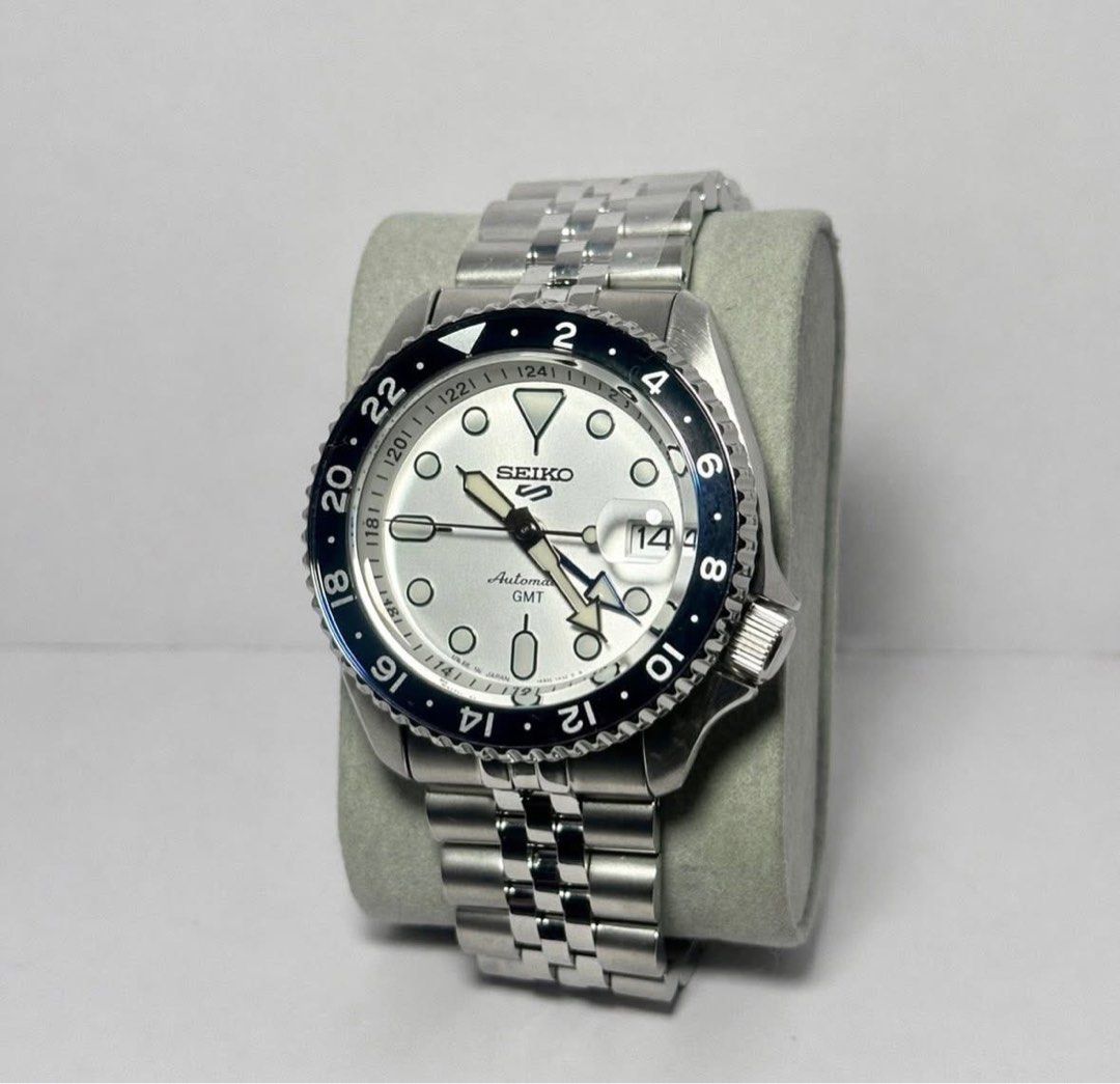Seiko 5 Automatic GMT Watch White Dial Blue/Black Bezel (Category: Men's Watches) located in Manila. Submitted by vallaurence (Listing ID 1445224306, Image 2). Description: 🇯🇵 FOR THE COLLECTORS 🇯🇵 The Seiko SBSC017, internationally known as the SSK033, is one of the most sought-after GMTs in Seiko’s modern lineup. Featuring the iconic black and blue “Batman” bezel paired with a crisp white dial, the SBSC017 offers a look that’s both familiar