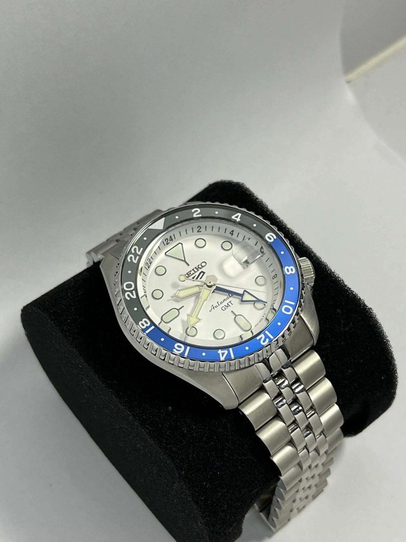 Seiko 5 Automatic GMT Watch White Dial Blue/Black Bezel (Category: Men's Watches) located in Manila. Submitted by vallaurence (Listing ID 1445224306, Image 3). Description: 🇯🇵 FOR THE COLLECTORS 🇯🇵 The Seiko SBSC017, internationally known as the SSK033, is one of the most sought-after GMTs in Seiko’s modern lineup. Featuring the iconic black and blue “Batman” bezel paired with a crisp white dial, the SBSC017 offers a look that’s both familiar