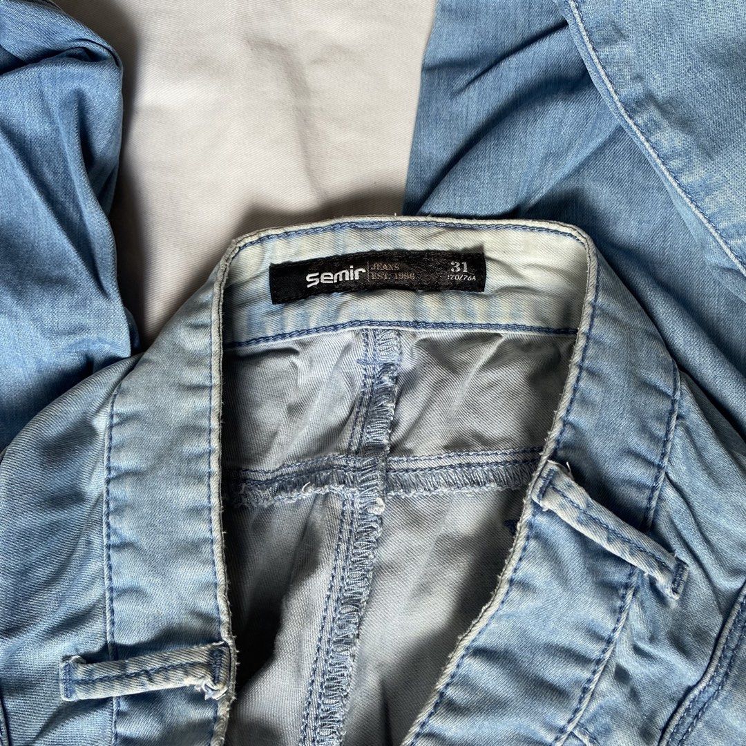 Semir Jeans Size 31 Light Blue Denim (Category: Jeans) located in Manila. Submitted by _angljpsc (Listing ID 1445180615, Image 3). Description: - Brand: Semir - Color: Light Blue Denim - Size: 31 - Style: Classic denim with visible stitching - Occasion: Everyday wear - Versatility: Easy to pair with various tops.