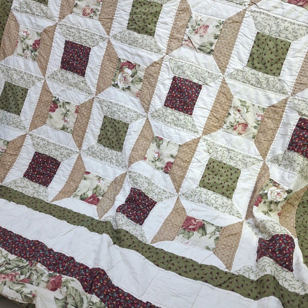 SPOOL PATCHWORK COMFORTER (Category: Bedding & Towels) located in Mandaluyong City. Submitted by strawfhairy (Listing ID 1445100614, Image 3). Description: ʚ(*'꒳`*)ɞ .｡✧･ﾟ:* ~♡ 𝘀𝗽𝗼𝗼𝗹 𝗯𝗹𝗼𝗰𝗸 𝗽𝗮𝘁𝗰𝗵𝘄𝗼𝗿𝗸 𝗰𝗼𝗺𝗳𝗼𝗿𝘁𝗲𝗿 ✿ ₊⊹ no noticeable issues ₊⊹ needs laba lang ₊⊹ good for flat lays ₊⊹ no exact measurements pa mine: 300 grab: 370 lock for 399 (AU).