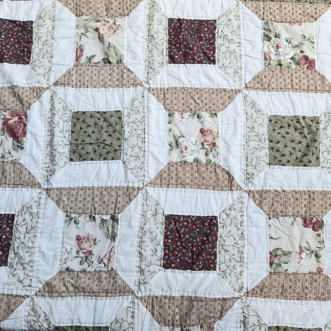 SPOOL PATCHWORK COMFORTER (Category: Bedding & Towels) located in Mandaluyong City. Submitted by strawfhairy (Listing ID 1445100614, Image 1). Description: ʚ(*'꒳`*)ɞ .｡✧･ﾟ:* ~♡ 𝘀𝗽𝗼𝗼𝗹 𝗯𝗹𝗼𝗰𝗸 𝗽𝗮𝘁𝗰𝗵𝘄𝗼𝗿𝗸 𝗰𝗼𝗺𝗳𝗼𝗿𝘁𝗲𝗿 ✿ ₊⊹ no noticeable issues ₊⊹ needs laba lang ₊⊹ good for flat lays ₊⊹ no exact measurements pa mine: 300 grab: 370 lock for 399 (AU).