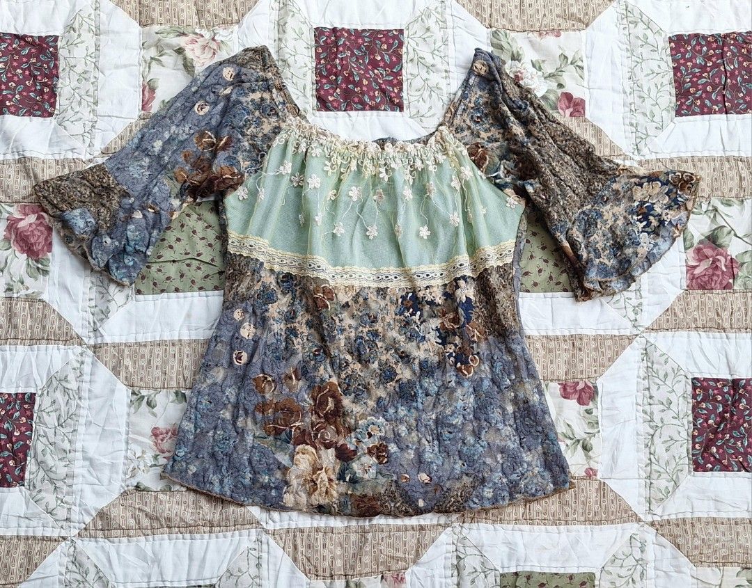 SPOOL PATCHWORK COMFORTER (Category: Bedding & Towels) located in Mandaluyong City. Submitted by strawfhairy (Listing ID 1445100614, Image 2). Description: ʚ(*'꒳`*)ɞ .｡✧･ﾟ:* ~♡ 𝘀𝗽𝗼𝗼𝗹 𝗯𝗹𝗼𝗰𝗸 𝗽𝗮𝘁𝗰𝗵𝘄𝗼𝗿𝗸 𝗰𝗼𝗺𝗳𝗼𝗿𝘁𝗲𝗿 ✿ ₊⊹ no noticeable issues ₊⊹ needs laba lang ₊⊹ good for flat lays ₊⊹ no exact measurements pa mine: 300 grab: 370 lock for 399 (AU).