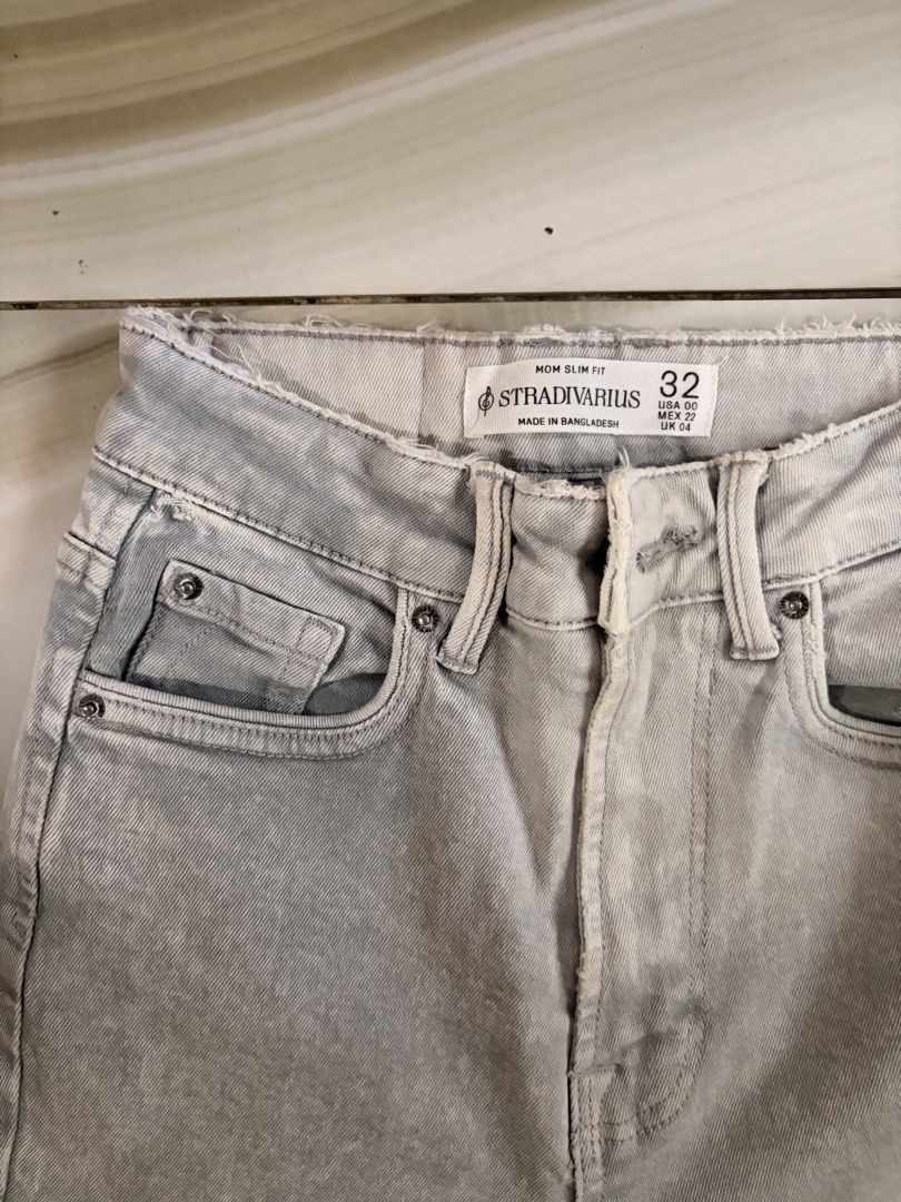 Stradivarius Mom Slim Fit Grey Jeans (Category: Jeans) located in Imus. Submitted by sesamum (Listing ID 1445178345, Image 3). Description: - Personal Preloved - Brand: Stradivarius - Style: Grey Mom Jeans - Fit: Slim Fit - Size: 32 - Detail: Frayed Hem - Origin: Made in Bangladesh - Occasion: Great for casual wear Length (from crotch): 26 inches Waist: 25 inches.
