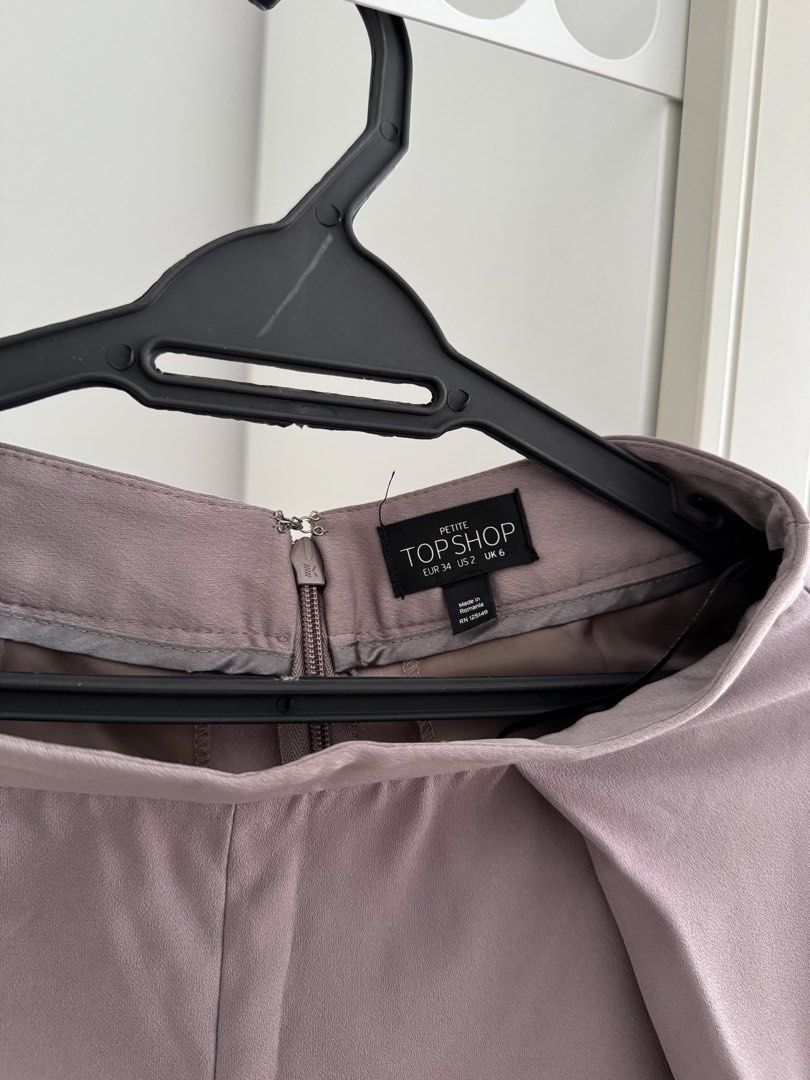 TOPSHOP Petite Culottes Wide Leg Pants Mauve Size UK 6 (Category: Other Bottoms) located in Kuala Lumpur. Submitted by wildcrystal.b25c71 (Listing ID 1445142640, Image 3). Description: - TOPSHOP Petite mauve culottes - Wide leg style - Back zip closure - Two back pockets - Perfect for dressing up or down - Comfortable fit Price includes postage, condition 9/10.
