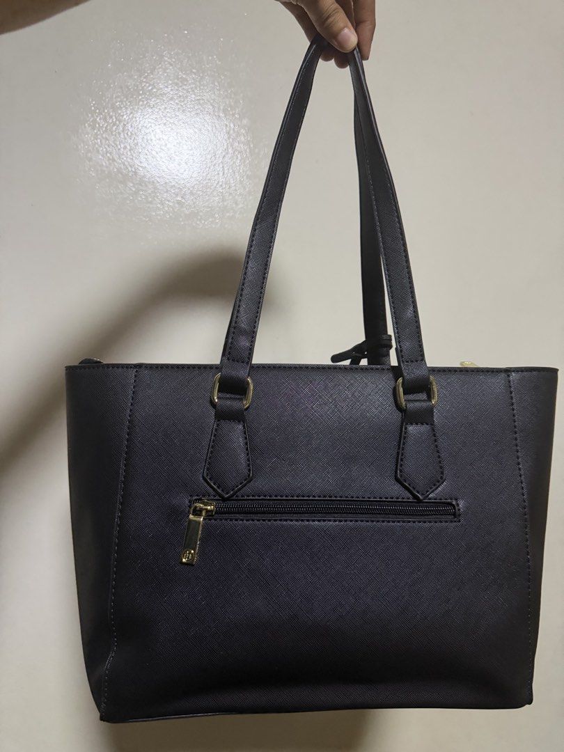 Tory Burch Robinson Black Leather Tote Bag (Category: Luxury Bags & Wallets) located in Manila. Submitted by jennies_prelovedxmurayta (Listing ID 1445134213, Image 2). Description: - Classic black tote bag - Durable Saffiano leather - Elegant gold hardware - Secure zip-top closure - Convenient back zip pocket - Protective metal studs on the bottom - Comfortable shoulder straps - Ideal for daily use and work.