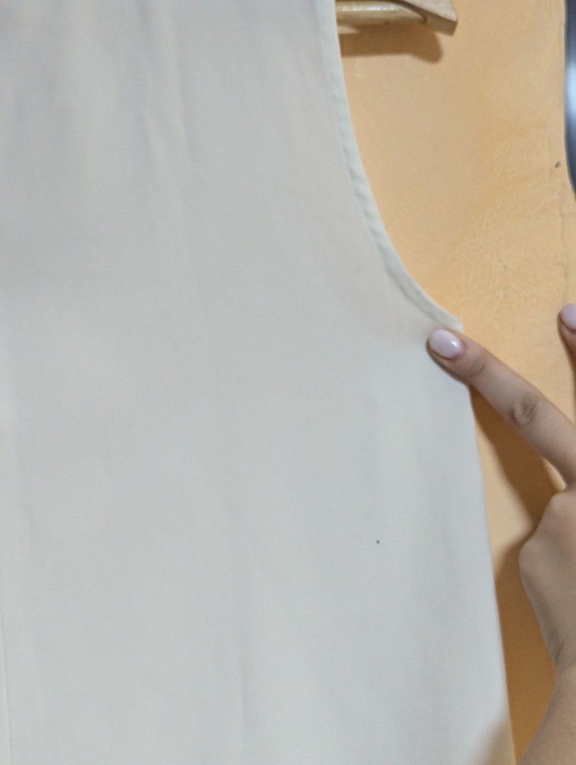 UNIQLO MOCK NECK WHITE TOP (Category: Blouses) located in Rizal. Submitted by smyb0925 (Listing ID 1445115881, Image 3). Description: flaw: black dot at the back (maybe pen ink?) no other flaws seldom used good for casual and officewear.