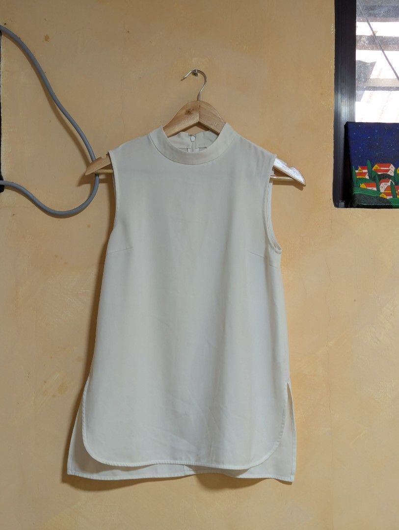 UNIQLO MOCK NECK WHITE TOP (Category: Blouses) located in Rizal. Submitted by smyb0925 (Listing ID 1445115881, Image 1). Description: flaw: black dot at the back (maybe pen ink?) no other flaws seldom used good for casual and officewear.