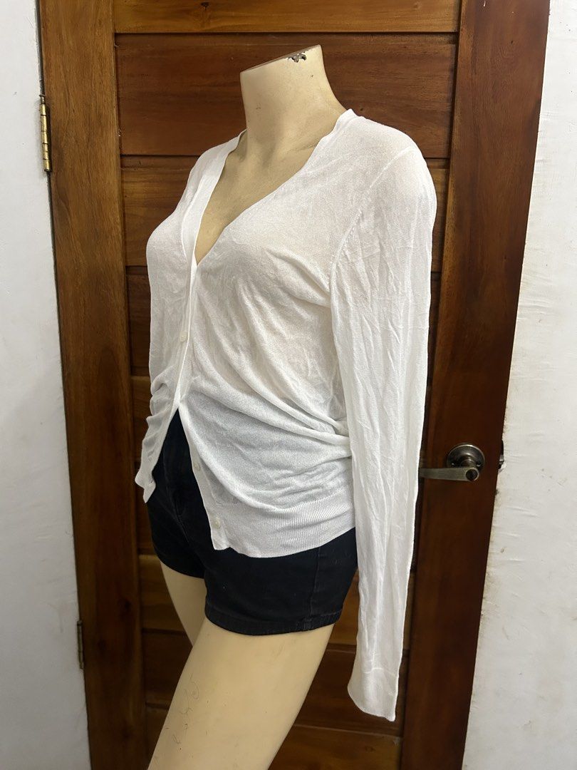 UNIQLO White Long Sleeve Button Up Cardigan (Category: Coats, Jackets and Outerwear) located in Valencia. Submitted by crizzagella1402 (Listing ID 1445205721, Image 2). Description: - UNIQLO white long sleeve cardigan - Lightweight material, ideal for layering - Button-up front with V-neckline - Features subtle gathering at the waist - Versatile and easy to style - Suitable for cooler days or air-conditioned environments.