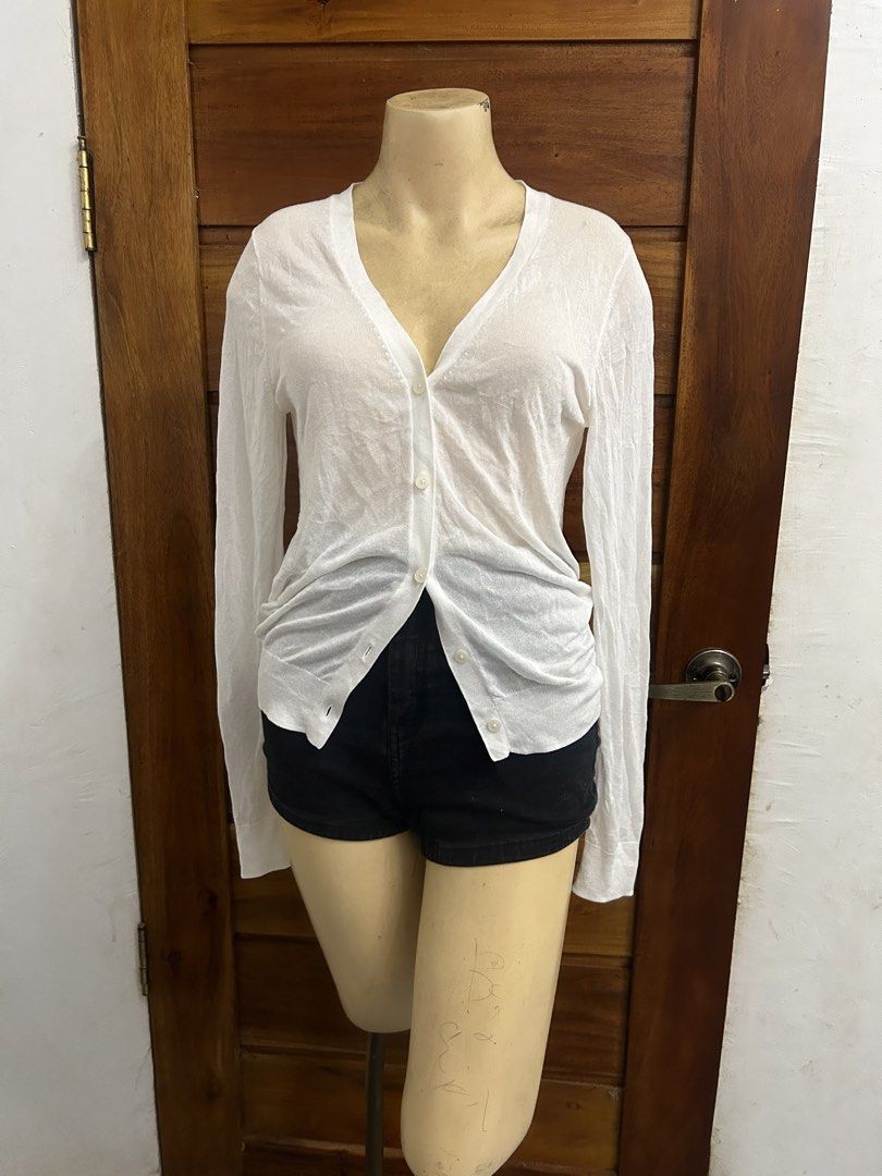 UNIQLO White Long Sleeve Button Up Cardigan (Category: Coats, Jackets and Outerwear) located in Valencia. Submitted by crizzagella1402 (Listing ID 1445205721, Image 1). Description: - UNIQLO white long sleeve cardigan - Lightweight material, ideal for layering - Button-up front with V-neckline - Features subtle gathering at the waist - Versatile and easy to style - Suitable for cooler days or air-conditioned environments.