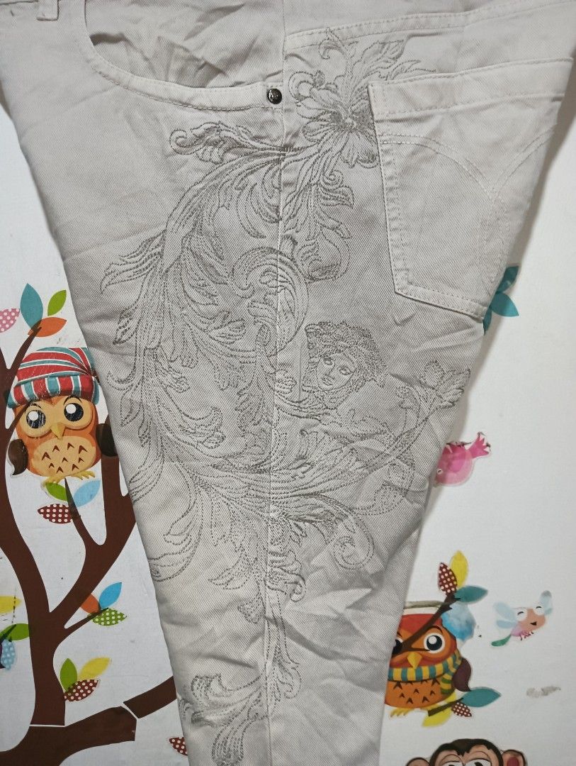 Versace Medusa Button Jeans with Embroidery (Category: Luxury Apparel) located in Taguig. Submitted by dandanathriftshop (Listing ID 1445063805, Image 3). Description: FORSALE ‼️ VERSACE EMBROIDERY DESIGN PANTS KHAKI EXCELLENT CONDITION ISSUE CUT WHITE TAG 32 ON TAG 33 WAIST ACTUAL 39 LENGTH 6.3 OPENING LEG DM 📥.