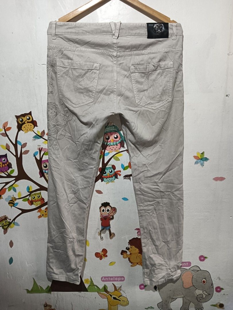 Versace Medusa Button Jeans with Embroidery (Category: Luxury Apparel) located in Taguig. Submitted by dandanathriftshop (Listing ID 1445063805, Image 2). Description: FORSALE ‼️ VERSACE EMBROIDERY DESIGN PANTS KHAKI EXCELLENT CONDITION ISSUE CUT WHITE TAG 32 ON TAG 33 WAIST ACTUAL 39 LENGTH 6.3 OPENING LEG DM 📥.