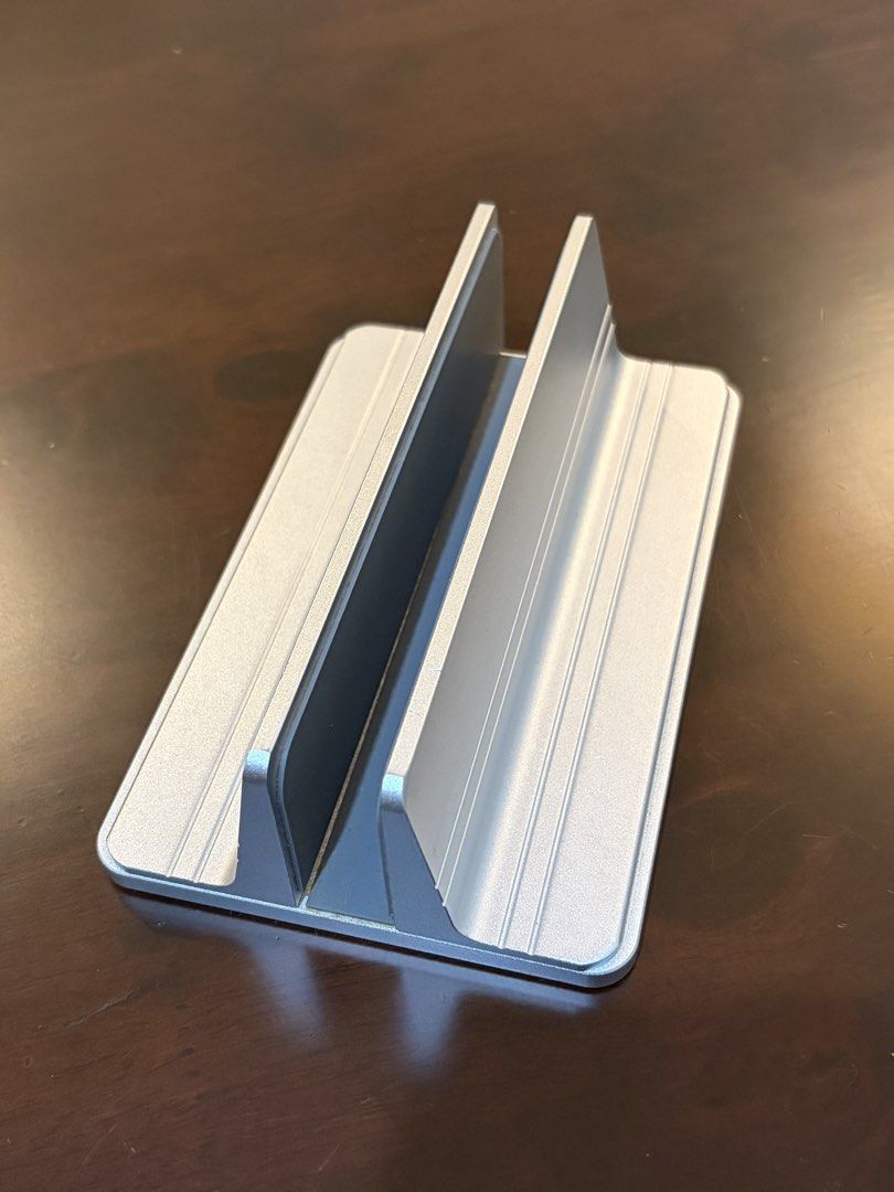 Laptop Stand (Category: Laptop Bags & Sleeves) located in Makati City. Submitted by benigls (Listing ID 1445179214, Image 3). Description: - Vertical Laptop Stand - Adjustable width can match most types of laptop or notebooks’s thickness varying from 0.55in / 14mm to 2.71in / 69mm - Material: Aluminum.