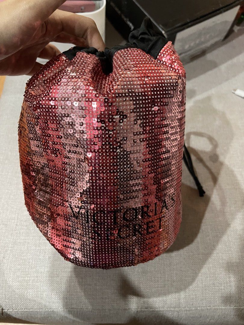 Victoria’s Secret make up bag pouch (Category: Makeup) located in Quezon City. Submitted by cassyystuffnthings (Listing ID 1445173053, Image 1). Description: Slightly used.