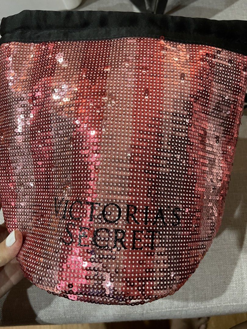 Victoria’s Secret make up bag pouch (Category: Makeup) located in Quezon City. Submitted by cassyystuffnthings (Listing ID 1445173053, Image 3). Description: Slightly used.