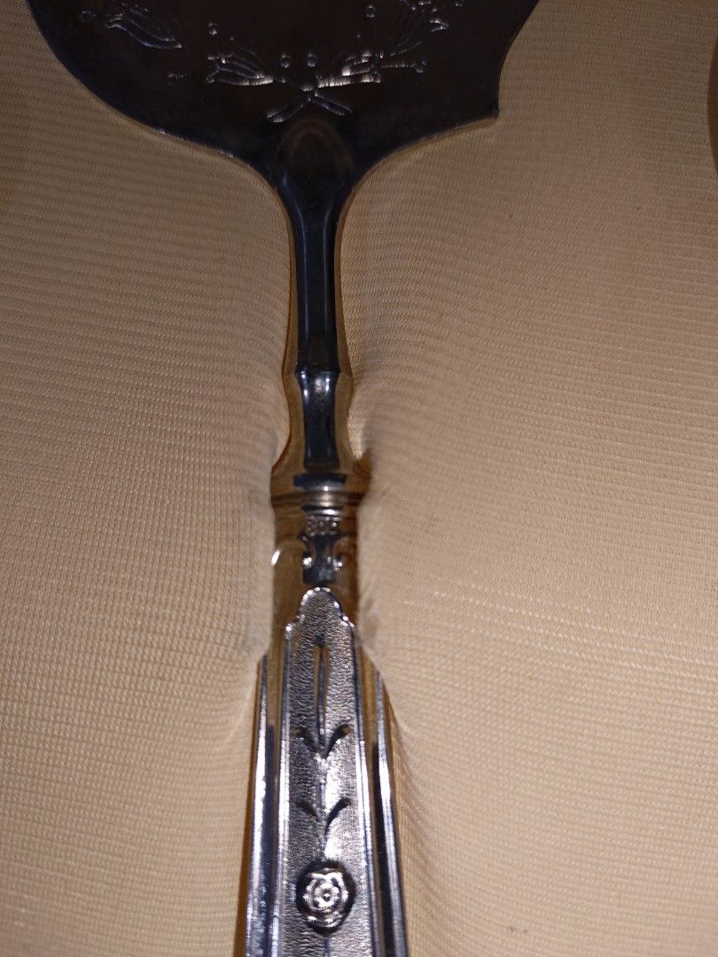 Vintage Serving Spoons and Cake Server Set 1930s (Category: Dinnerware & Cutlery) located in Manila. Submitted by lavu4555 (Listing ID 1445165903, Image 2). Description: - Set includes serving spoons and a cake server. - Cake server features an attractive top pattern. - Comes in a beautiful presentation box. - Ideal for special occasions or as a thoughtful gift..