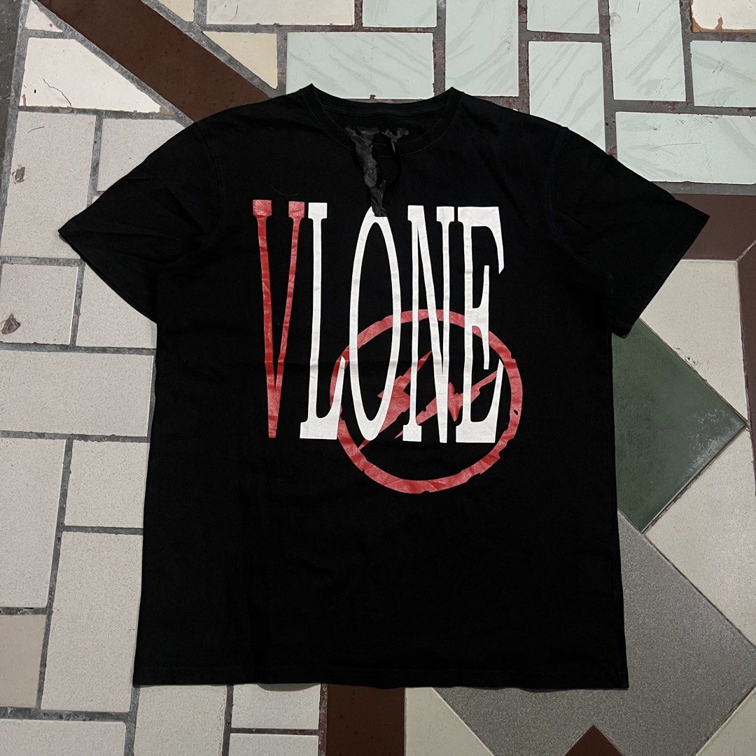 Vlone Fragments T shirt (Category: Tshirts & Polo Shirts ) located in San Fernando. Submitted by geramel07 (Listing ID 1445204682, Image 1). Description: Vlone Fragments - Dimes: 24/29.5 - Excellent Condition - Cr: 9.5/10 - Issue: none .