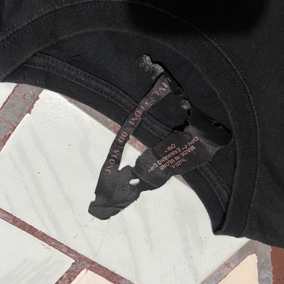 Vlone Fragments T shirt (Category: Tshirts & Polo Shirts ) located in San Fernando. Submitted by geramel07 (Listing ID 1445204682, Image 3). Description: Vlone Fragments - Dimes: 24/29.5 - Excellent Condition - Cr: 9.5/10 - Issue: none .