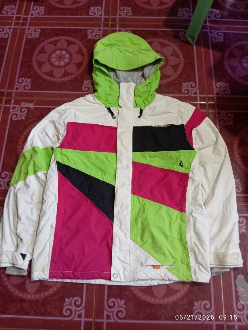 VOLCOM INSULATED SNOWBOARD/SKI JACKET (Category: Coats, Jackets and Outerwear) located in Baguio. Submitted by zheranthrift (Listing ID 1445158423, Image 1). Description: Dimes: 21x26.5 pm for more info.