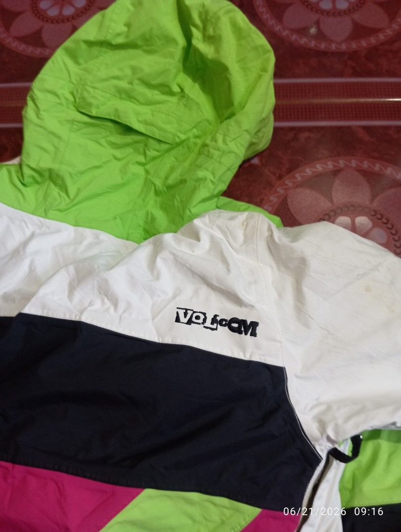 VOLCOM INSULATED SNOWBOARD/SKI JACKET (Category: Coats, Jackets and Outerwear) located in Baguio. Submitted by zheranthrift (Listing ID 1445158423, Image 2). Description: Dimes: 21x26.5 pm for more info.