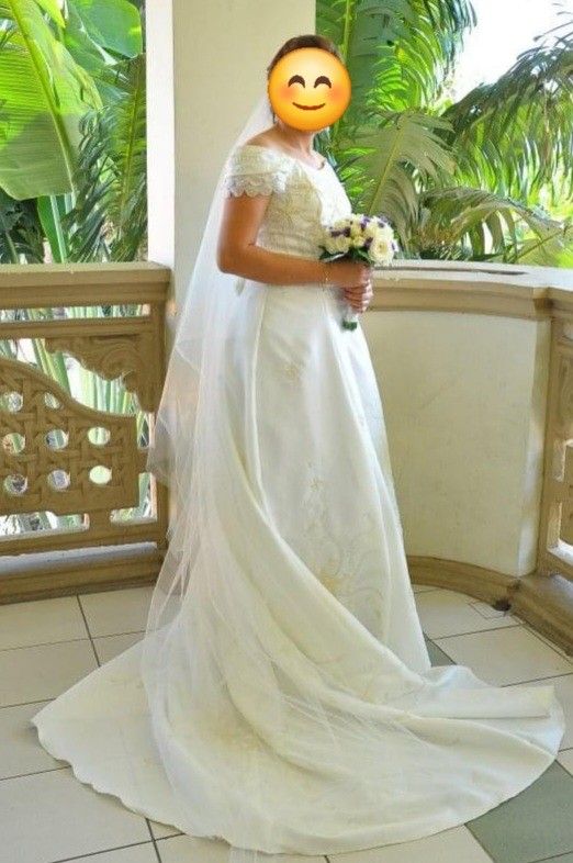 WEDDING GOWN (Category: Evening dresses & gowns) located in Cavite. Submitted by vnez.ph (Listing ID 1445086585, Image 3). Description: In good condition. Minimal issue of light yellow stains Gown Size: Medium to Semi Large Suit Size: Small to Semi-Large Inclusions: ● Pillow for wedding ring ● Pillow with Arras ● Secondary Veil and Cord ● Tiara * Missing Bridal Veil For Pick Up or Meet Up nearby only Location: Tabon, Kawit, Cavite.