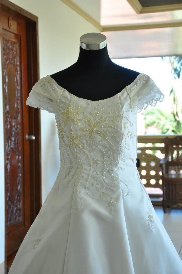 WEDDING GOWN (Category: Evening dresses & gowns) located in Cavite. Submitted by vnez.ph (Listing ID 1445086585, Image 2). Description: In good condition. Minimal issue of light yellow stains Gown Size: Medium to Semi Large Suit Size: Small to Semi-Large Inclusions: ● Pillow for wedding ring ● Pillow with Arras ● Secondary Veil and Cord ● Tiara * Missing Bridal Veil For Pick Up or Meet Up nearby only Location: Tabon, Kawit, Cavite.