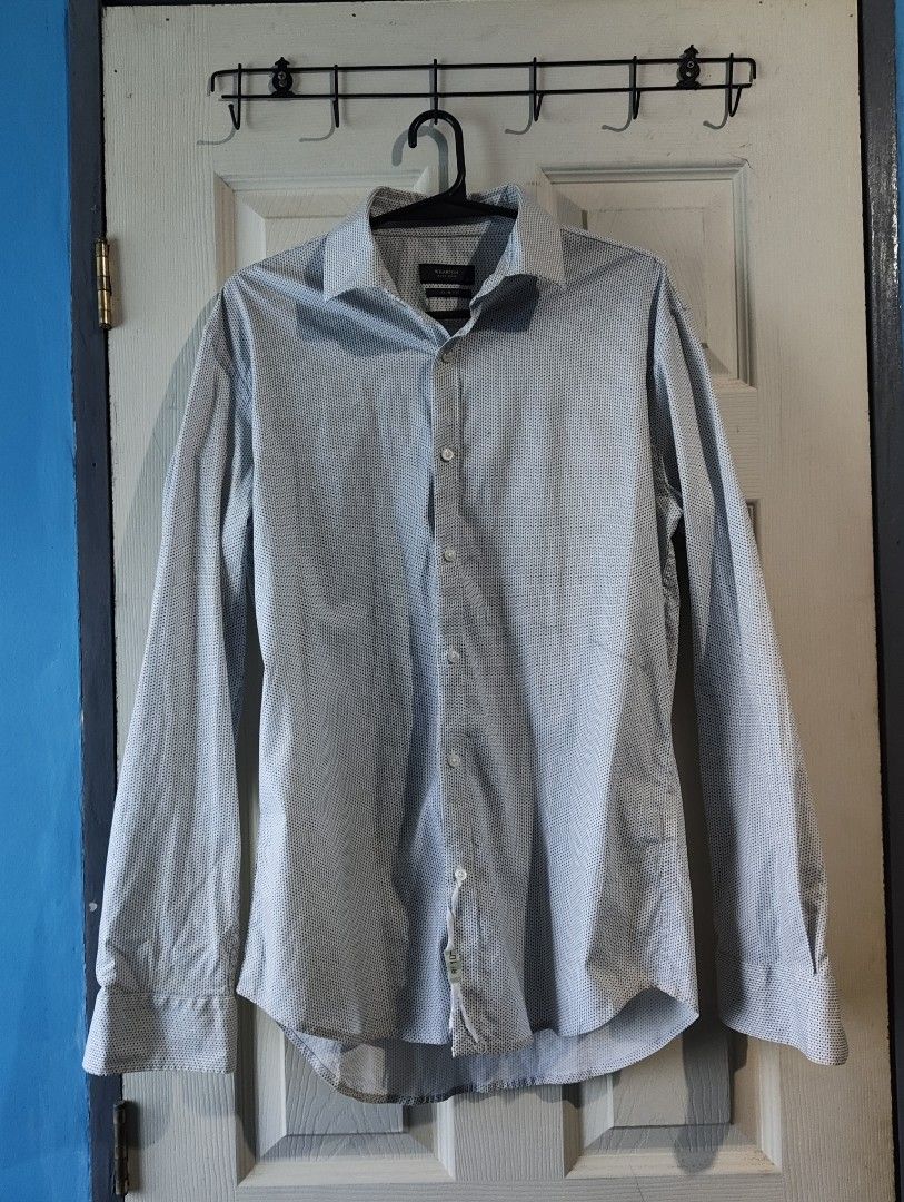 Wharton Long Sleeve Shirt (White) (Category: Formal Shirts) located in Muntinlupa City. Submitted by ea.decluttr (Listing ID 1445115055, Image 1). Description: Wharton Long Sleeve Button-Up Shirt Slim-Fit Color: White Dimes: Length: 30 Chest Width: 20 Arm Sleeve: 24.5 Shoulder: 18 Issue: Line stain (see photos).