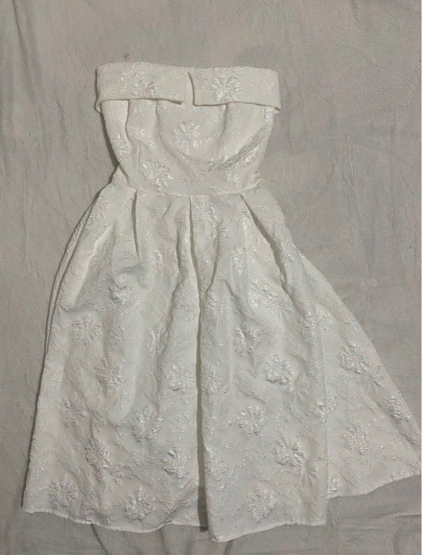 White Dress (Graduation Dress) (Category: Dresses) located in Dasmarinas. Submitted by fiercestorm (Listing ID 1445157921, Image 3). Description: Used once (grad) Free size Can send actual photos, just dm MOP: Gcash; Payment first Shipping fee shouldered by buyer thru Lalamove 📍Dasma Cavite.