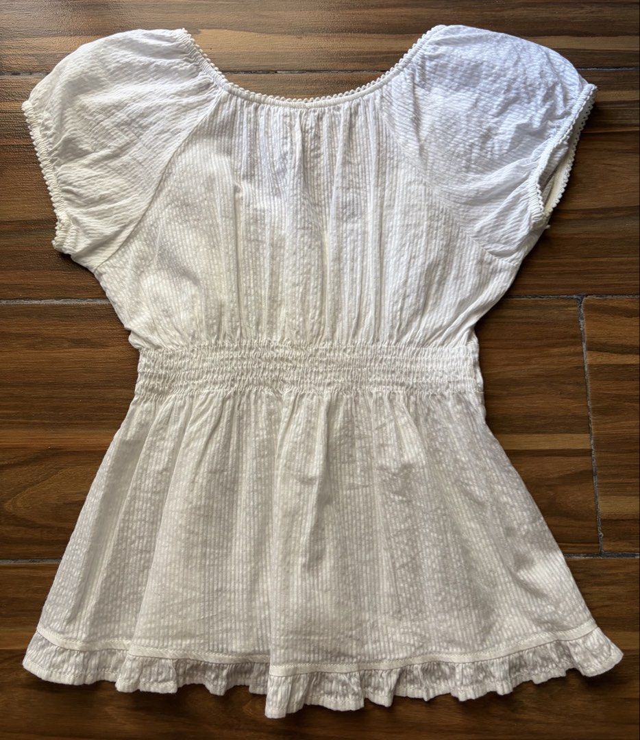 White Short Sleeved Babydoll Top (Category: Blouses) located in Paranaque City. Submitted by ftrese (Listing ID 1445047595, Image 2). Description: - Needs inner when wearing it.