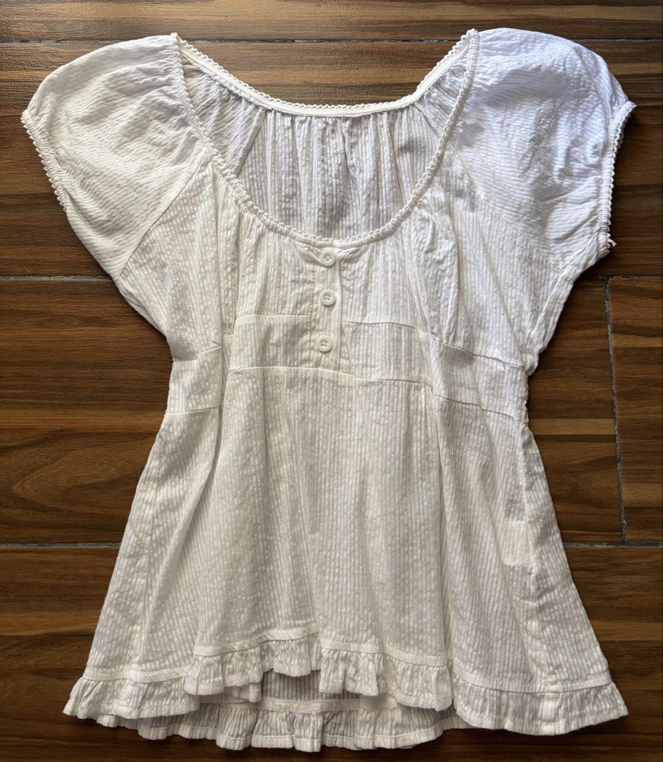 White Short Sleeved Babydoll Top (Category: Blouses) located in Paranaque City. Submitted by ftrese (Listing ID 1445047595, Image 1). Description: - Needs inner when wearing it.
