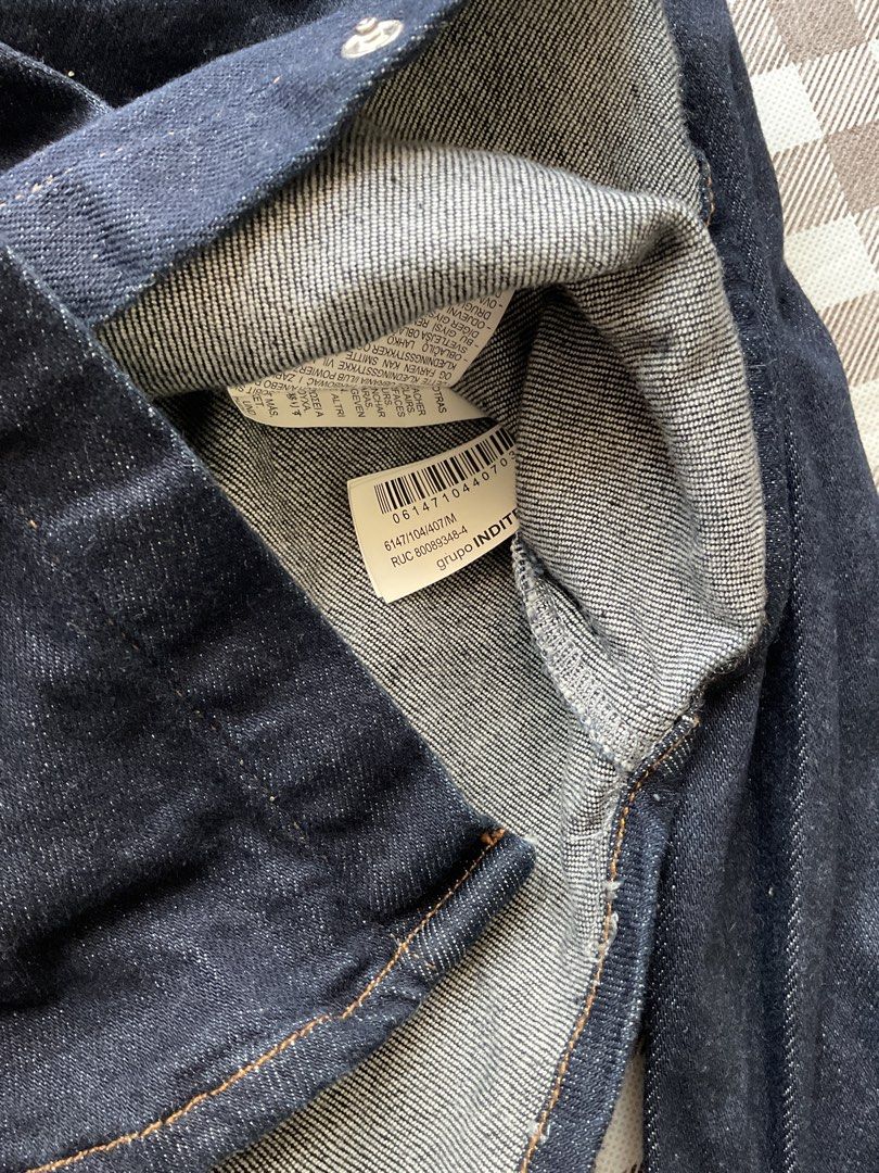 Zara Dark Wash Denim Cropped Jacket (Category: Coats, Jackets and Outerwear) located in Manila. Submitted by frootjooce (Listing ID 1445080135, Image 3). Description: - Zara dark wash denim jacket - Cropped style - Collared neckline - Button-up front - Long sleeves with button cuffs - Versatile for casual or dressed-up outfits.