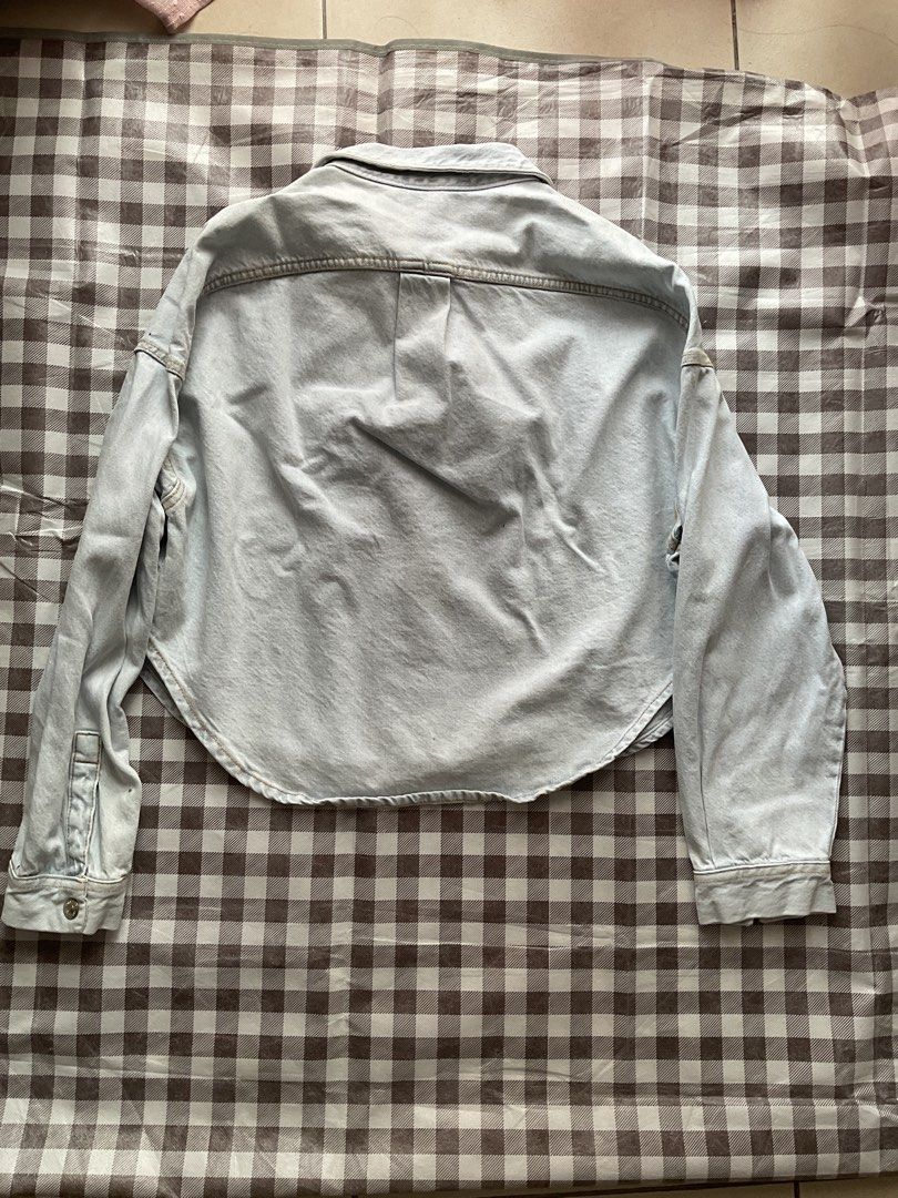 Zara Light Wash Cropped Denim Jacket (Category: Coats, Jackets and Outerwear) located in Manila. Submitted by frootjooce (Listing ID 1445076830, Image 3). Description: j&t or lalamove bpi or gcash.