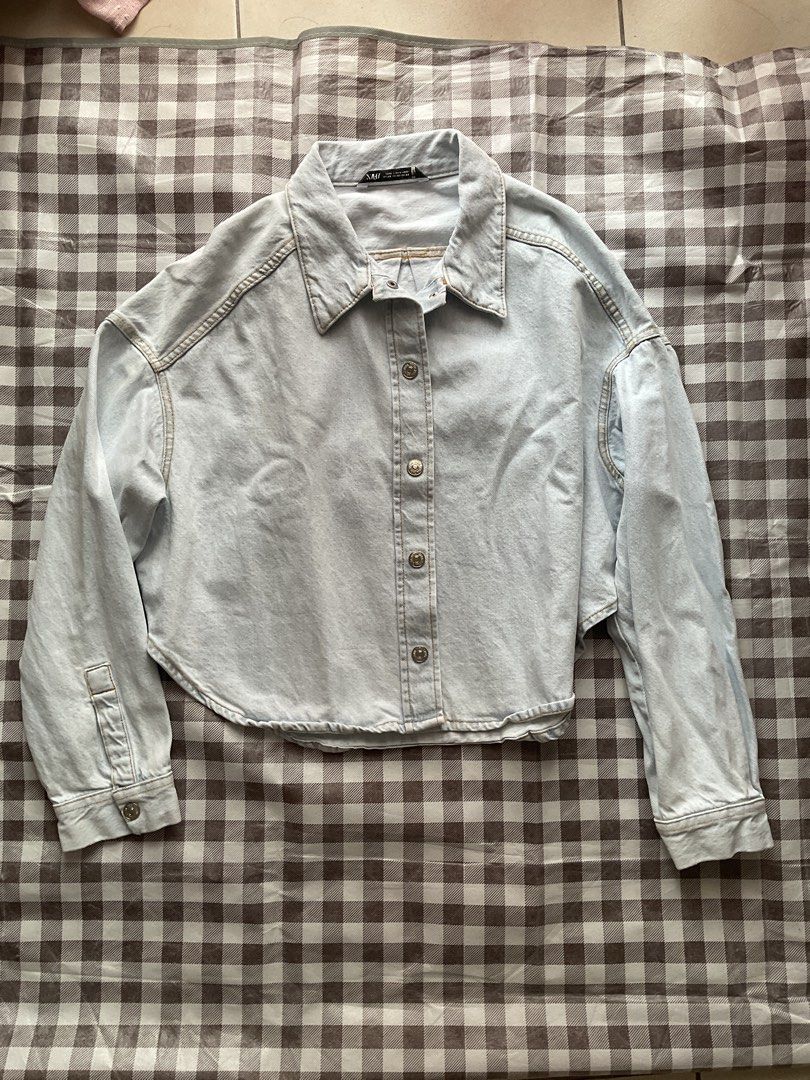 Zara Light Wash Cropped Denim Jacket (Category: Coats, Jackets and Outerwear) located in Manila. Submitted by frootjooce (Listing ID 1445076830, Image 1). Description: j&t or lalamove bpi or gcash.