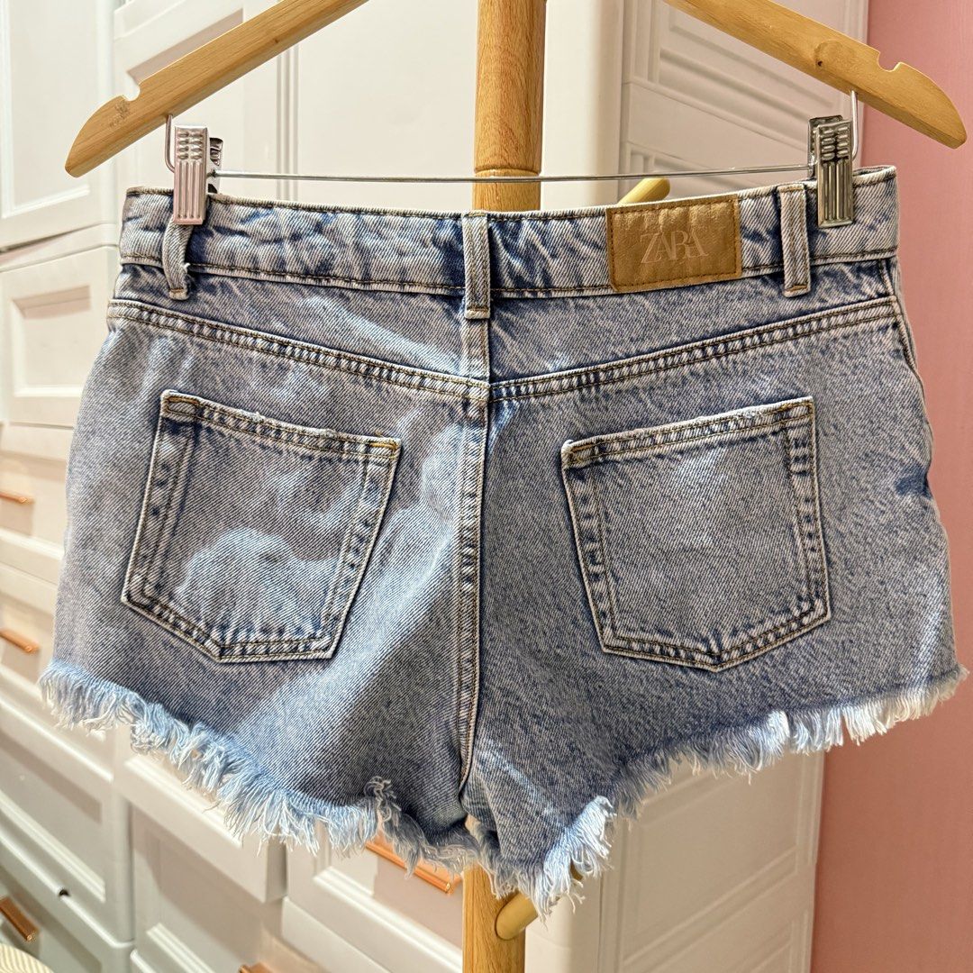 Zara short (Category: Shorts) located in Taguig. Submitted by chen.preloveddd (Listing ID 1445190696, Image 3). Description: - Zara maong shorts fits 27-28 - No issues like new Rfs: Needs some space for my closet Location: Taguig south signal village.