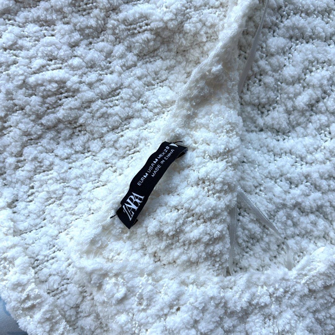 Zara Textured Halter Top (Category: Sleeveless) located in Malolos. Submitted by beacstd (Listing ID 1445048702, Image 3). Description: • zara textured halter top • size: M (but can fit up to large) 📍loc: makati 🚚: sdd 💵: gcash, gotyme.
