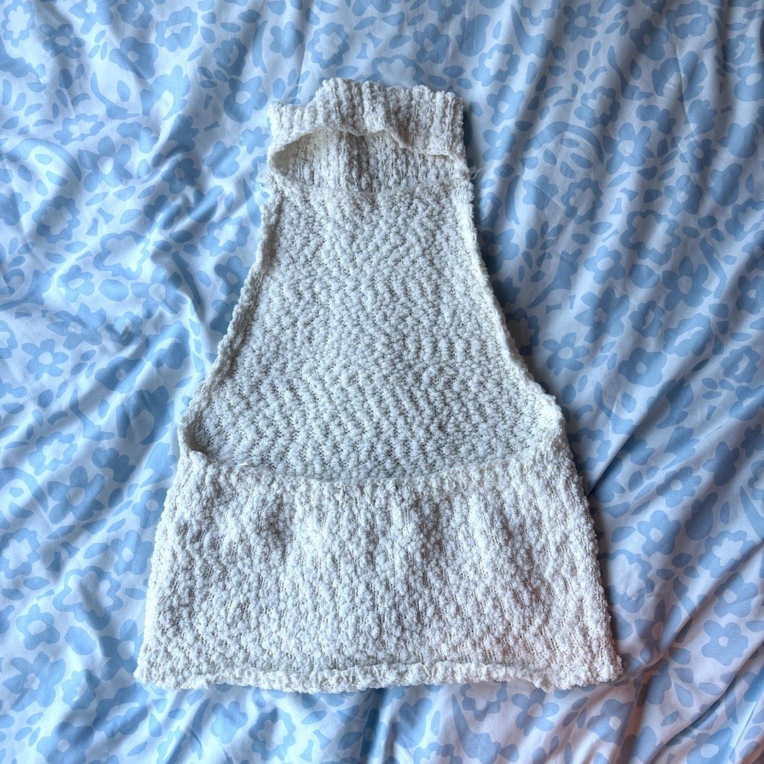 Zara Textured Halter Top (Category: Sleeveless) located in Malolos. Submitted by beacstd (Listing ID 1445048702, Image 2). Description: • zara textured halter top • size: M (but can fit up to large) 📍loc: makati 🚚: sdd 💵: gcash, gotyme.