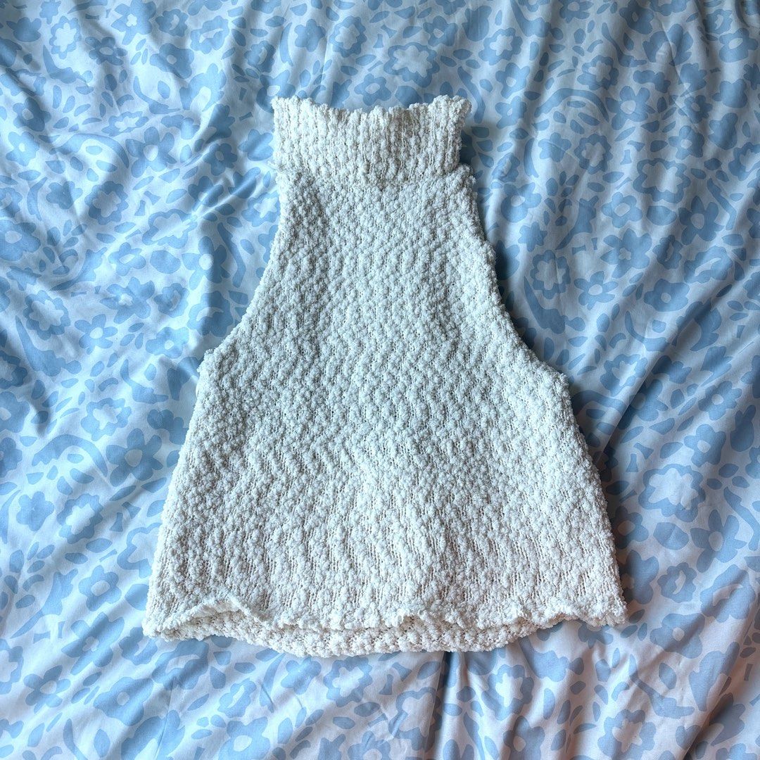 Zara Textured Halter Top (Category: Sleeveless) located in Malolos. Submitted by beacstd (Listing ID 1445048702, Image 1). Description: • zara textured halter top • size: M (but can fit up to large) 📍loc: makati 🚚: sdd 💵: gcash, gotyme.