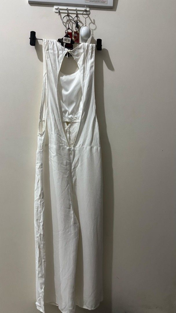 ZARA TRF White Jumper / Jumpsuit with Open Back (Category: Dresses) located in Manila. Submitted by carebear.moon (Listing ID 1445207769, Image 2). Description: Note: Minimal yellow stains on the seams Used only once or twice. Selling at a low price to declutter. Get more items for discount. If I don't reply in chat, kindly text me so I know you are interested. Loc: Malate, Manila MOP: Gcash, BPI or Maribank MOD: Lalamove No meetups.