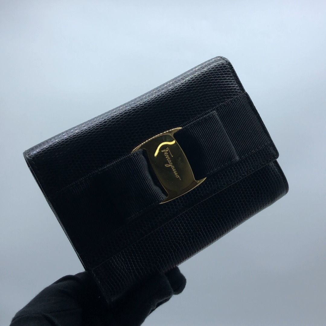 267005658 FERRAGAMO BAG AQ213202 (Category: Luxury Bags & Wallets) located in Taguig. Submitted by ecoring.ph (Listing ID 1445254976, Image 2). Description: ◆CONDITION: B ◆DESCRIPTIONS: (Other defects/info:) OUTER: Shows slight signs of use, with minor scuffing present on the bottom corners and in some areas. INNER: Slight wrinkling on the flap and light signs of use inside. HARDWARE: Hairline scratches are present. SIZE (Approximate): Width: 14.
