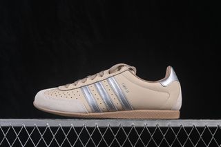 (Category: ) located in . Submitted by outlet.sneaker.shop (Listing ID 1445242234, Image 1). Description: .