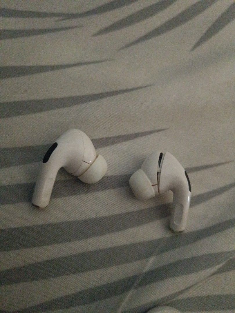 Airpods Pro Gen 1 (Category: Earphones) located in Manila. Submitted by cisco_gonzales (Listing ID 1445313510, Image 3). Description: May damage yung left earbud pero everything else works fine slight nego aurora pasay location.