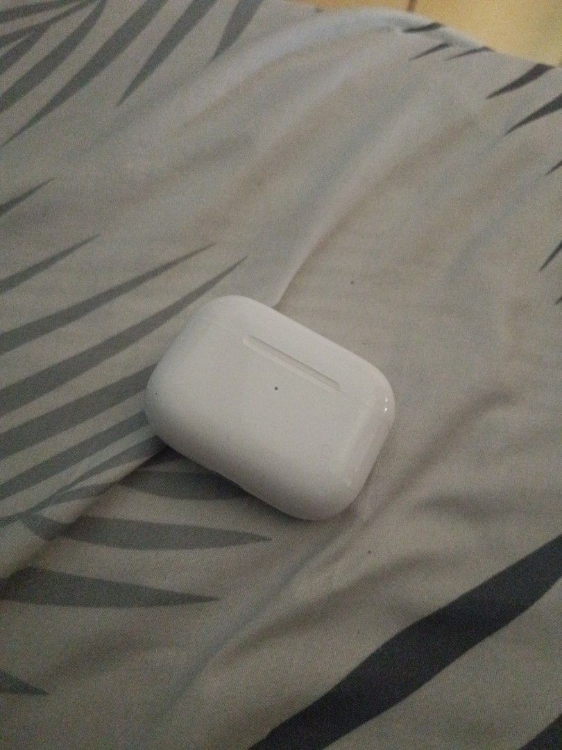 Airpods Pro Gen 1 (Category: Earphones) located in Manila. Submitted by cisco_gonzales (Listing ID 1445313510, Image 1). Description: May damage yung left earbud pero everything else works fine slight nego aurora pasay location.