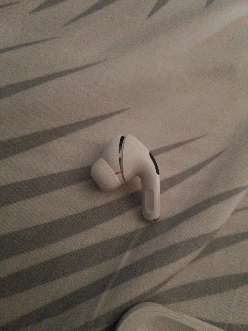 Airpods Pro Gen 1 (Category: Earphones) located in Manila. Submitted by cisco_gonzales (Listing ID 1445313510, Image 2). Description: May damage yung left earbud pero everything else works fine slight nego aurora pasay location.