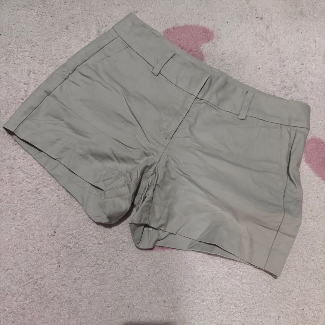 Ann Taylor Beige Chino Shorts (Category: Shorts) located in Marikina City. Submitted by prelovedsms (Listing ID 1445322218, Image 2). Description: Classic beige chino shorts. Belt loops, pockets. Versatile for casual or slightly dressed-up looks..