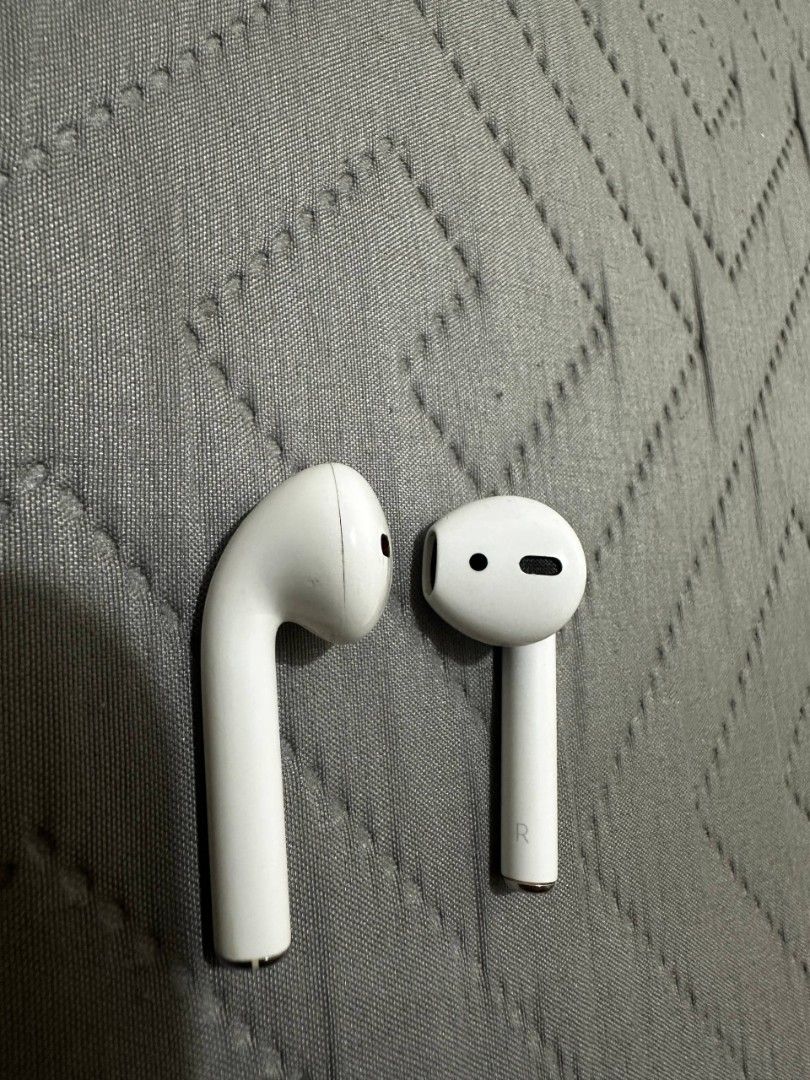Apple AirPods (2nd Generation) with Charging Case (Category: Earphones) located in Paranaque City. Submitted by potatoiceblended (Listing ID 1445401034, Image 2). Description: - Original Apple AirPods 2nd Generation - Includes charging case - Color: White - Minor cosmetic scuffs on the inside of the charging case - Fully tested and working.