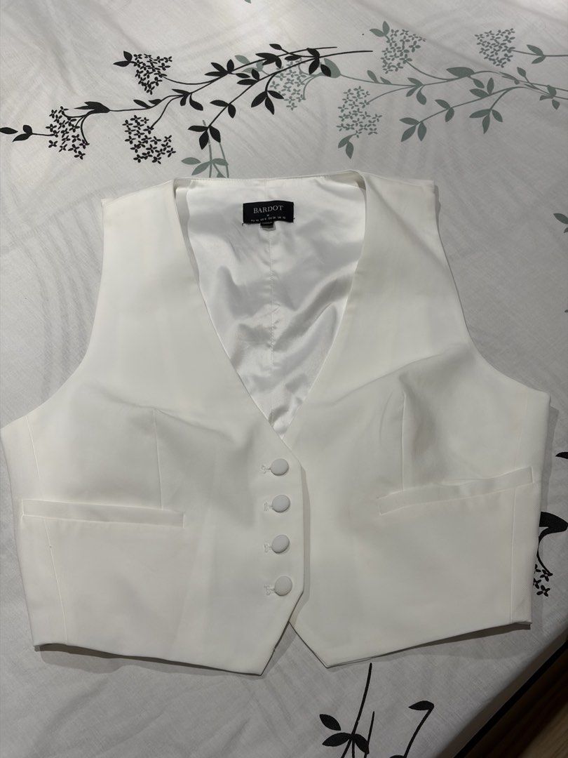 Aritzia Bardot White Cropped Vest Size M (Category: Sleeveless) located in Batangas. Submitted by fmndz (Listing ID 1445354057, Image 1). Description: - Bardot white cropped vest - Size: Medium (M) - Satin lining for a smooth finish - Button front closure - Adjustable back straps with buckle for a customized fit - Bought from Aritzia US, worn twice only RFS: too big on me already, bought this when I was pregnant.