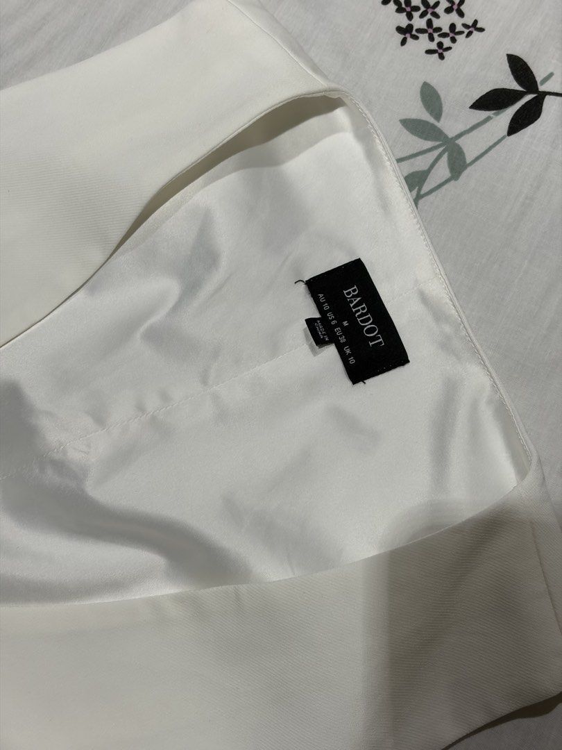 Aritzia Bardot White Cropped Vest Size M (Category: Sleeveless) located in Batangas. Submitted by fmndz (Listing ID 1445354057, Image 2). Description: - Bardot white cropped vest - Size: Medium (M) - Satin lining for a smooth finish - Button front closure - Adjustable back straps with buckle for a customized fit - Bought from Aritzia US, worn twice only RFS: too big on me already, bought this when I was pregnant.