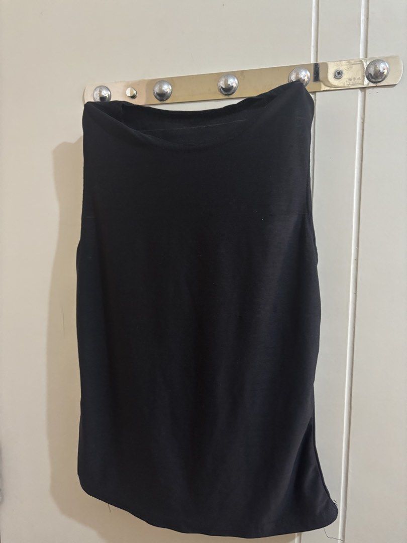 Black Sleeveless Tank Top (Category: Sleeveless) located in Manila. Submitted by declutterrinmanila (Listing ID 1445382569, Image 1). Description: - Classic black tank top - Sleeveless design - Soft, comfortable material - Ideal for layering or wearing on its own - Effortlessly matches any outfit 🩷 Price negotiable Sf should be shouldered by buyer.