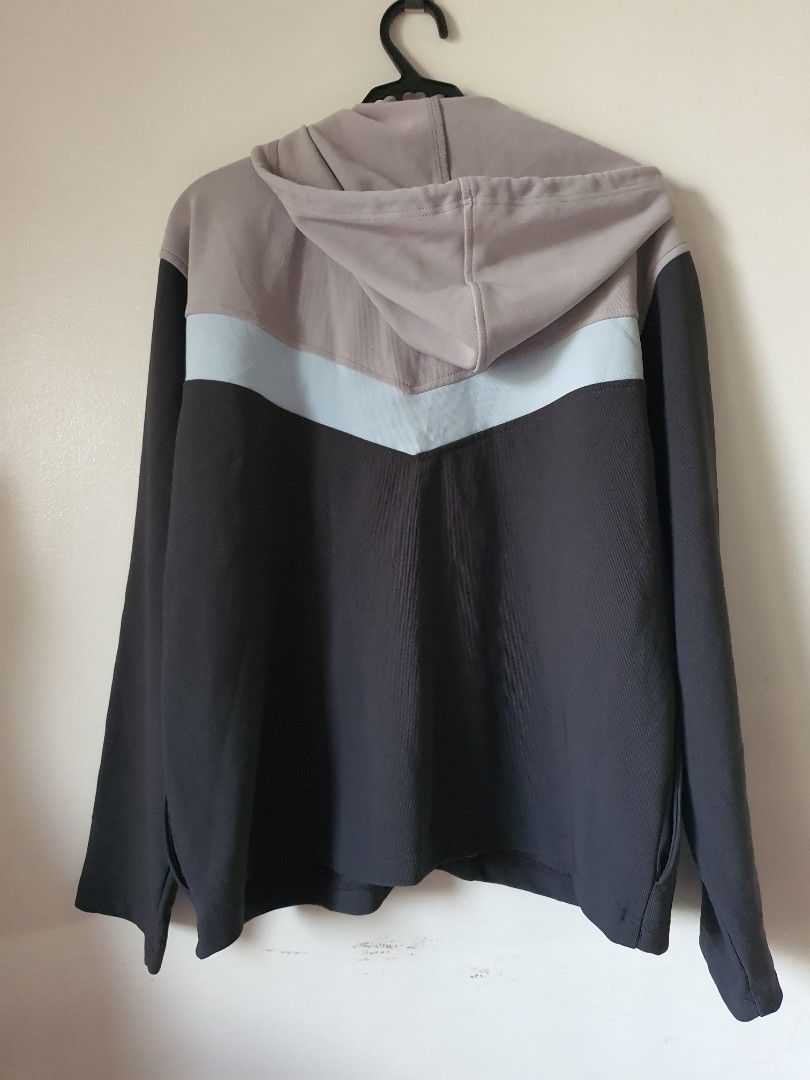 Body Glove Zip-Up Jacket XL (Category: Coats, Jackets and Outerwear) located in Meycauayan. Submitted by shoptoown (Listing ID 1445320453, Image 2). Description: - Brand: Body Glove - Type: Zip-up jacket with hood - Color: Grey and navy blue - Detail: Light blue stripe on front and sleeves - Material: 95% Polyester, 5% Spandex - Size: XL - Origin: Made in Russia - Dimensions 23"Wx24"L - issues lints.